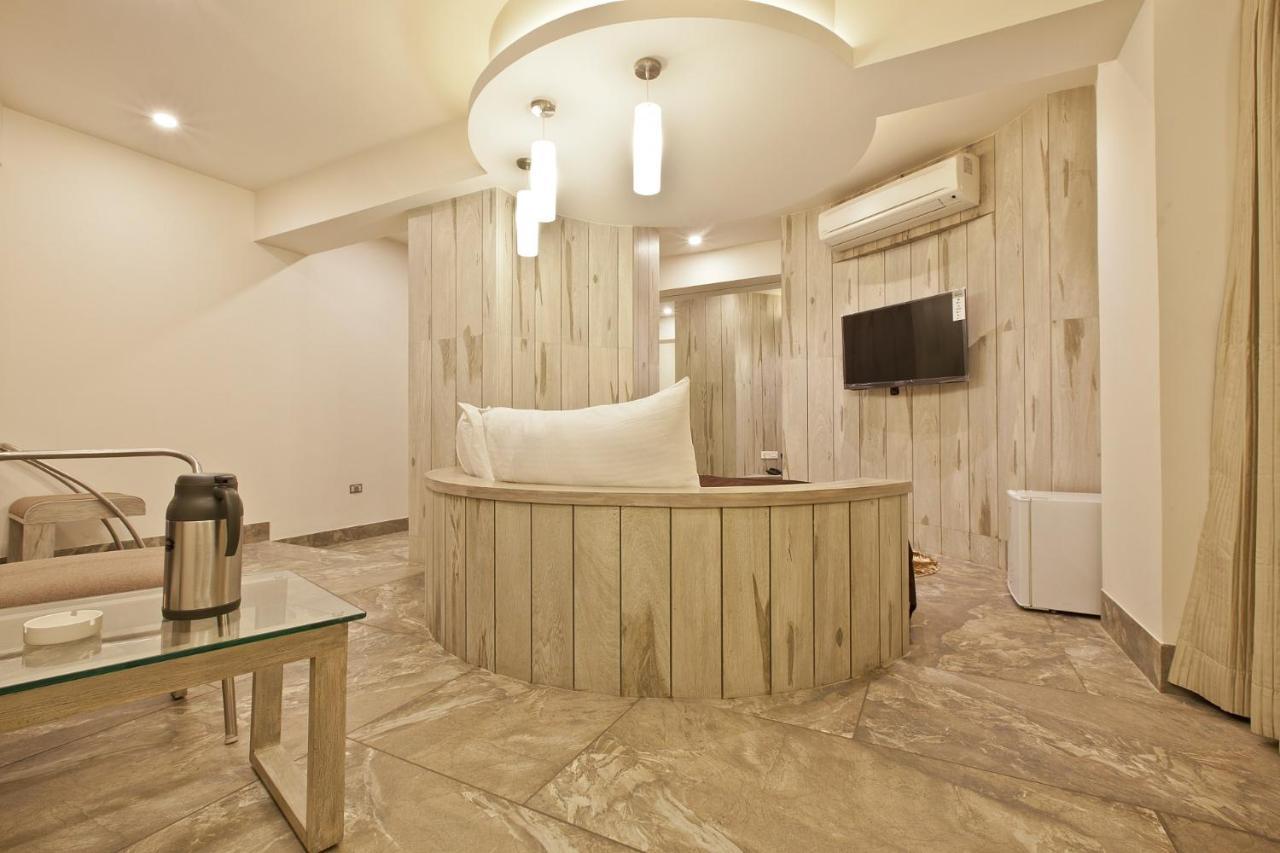 Scenaria Hotel Αχμπανταμπάντ Εξωτερικό φωτογραφία