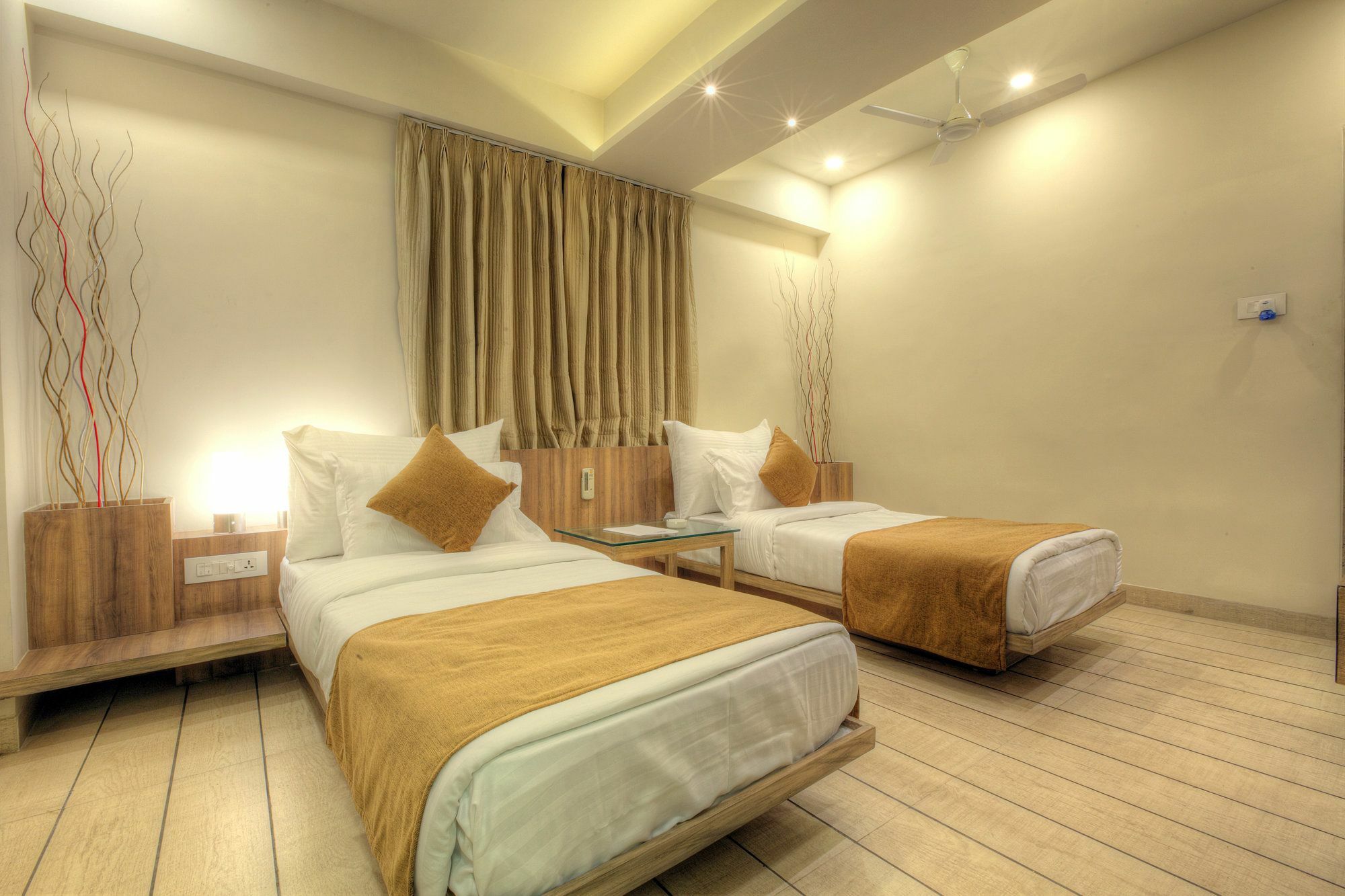 Scenaria Hotel Αχμπανταμπάντ Εξωτερικό φωτογραφία